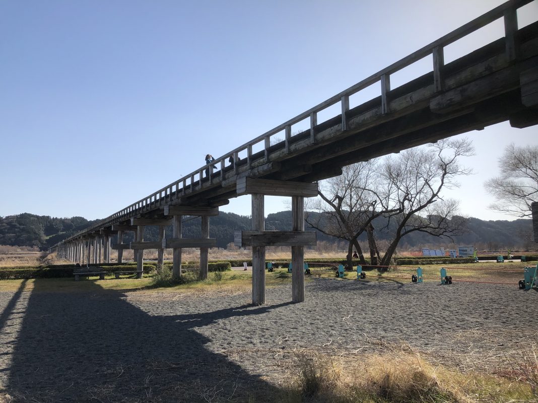 ギネスにも認定 大井川に架かる世界一長い木造歩道橋 蓬莱橋 静岡県観光公式ブログ