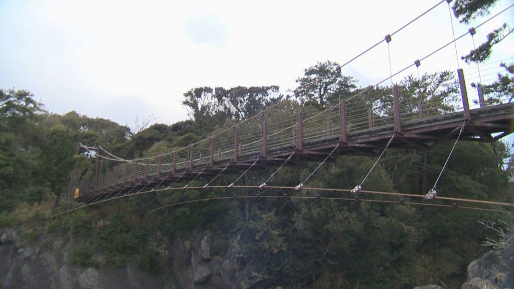 城ヶ崎海岸の象徴「門脇つり橋」