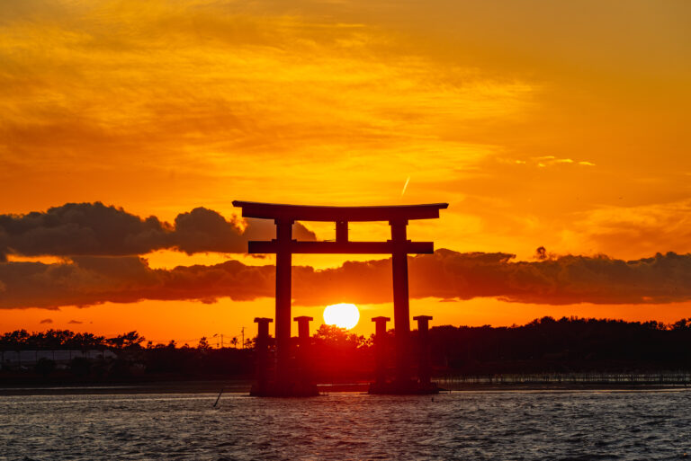 浜名湖に浮かぶ赤鳥居に沈みゆく夕日の絶景！弁天島海浜公園からのSNS映えスポットを完全攻略！
