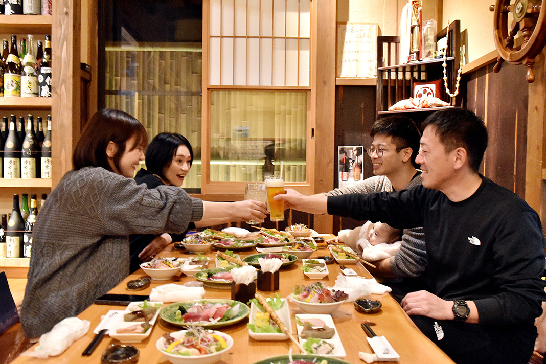 自ら釣った魚が食べられるのは最高! お酒も進みます